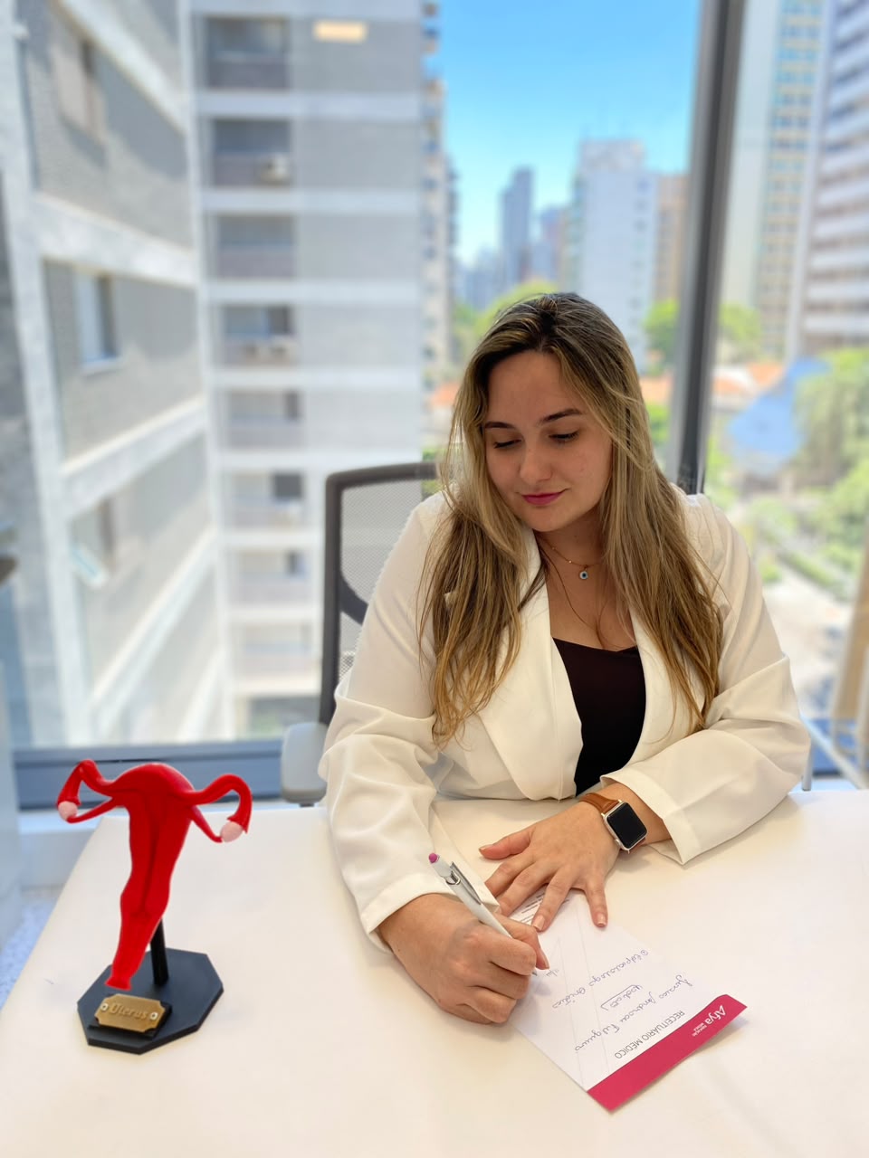 Dra. Nathalie Sanches Zelli no consultório